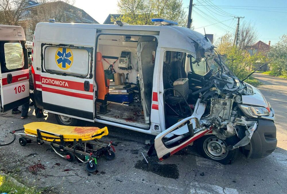 Россияне атаковала машину скорой помощи в Херсоне: ранены фельдшер и водитель