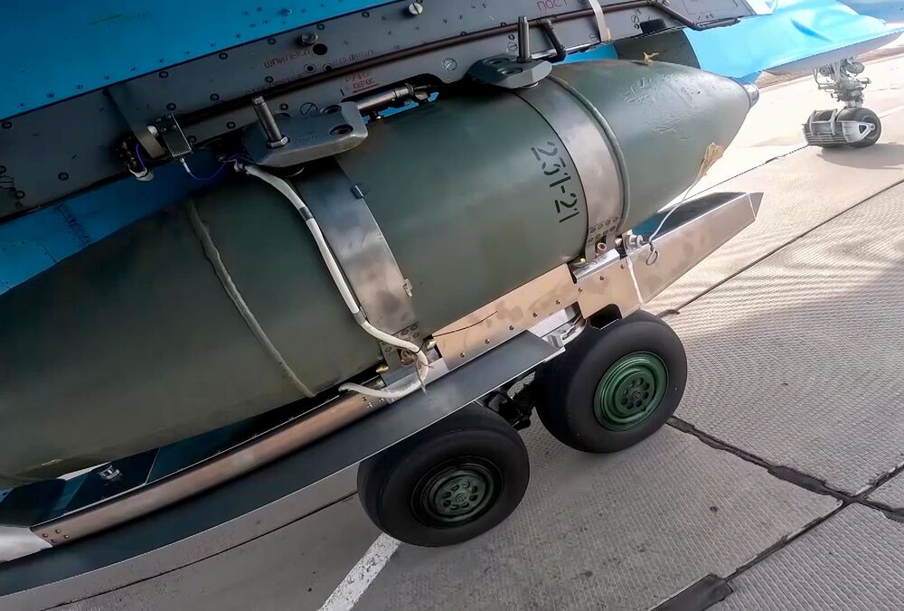 Росіяни скинули КАБи на Миколаївську область: є поранений, пошкоджений склад