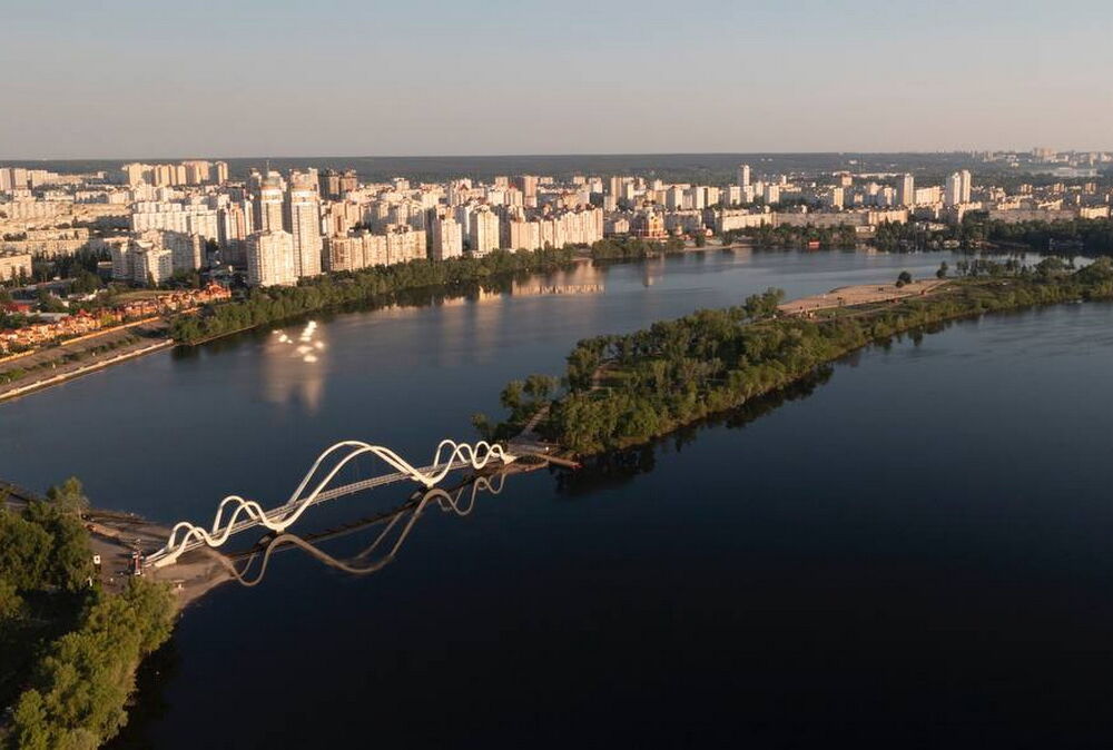 В Киеве при строительстве ”моста-волны” уничтожили популяцию краснокнижных цветов В Киеве при строительстве ”моста-волны” уничтожили популяцию краснокнижных цветов