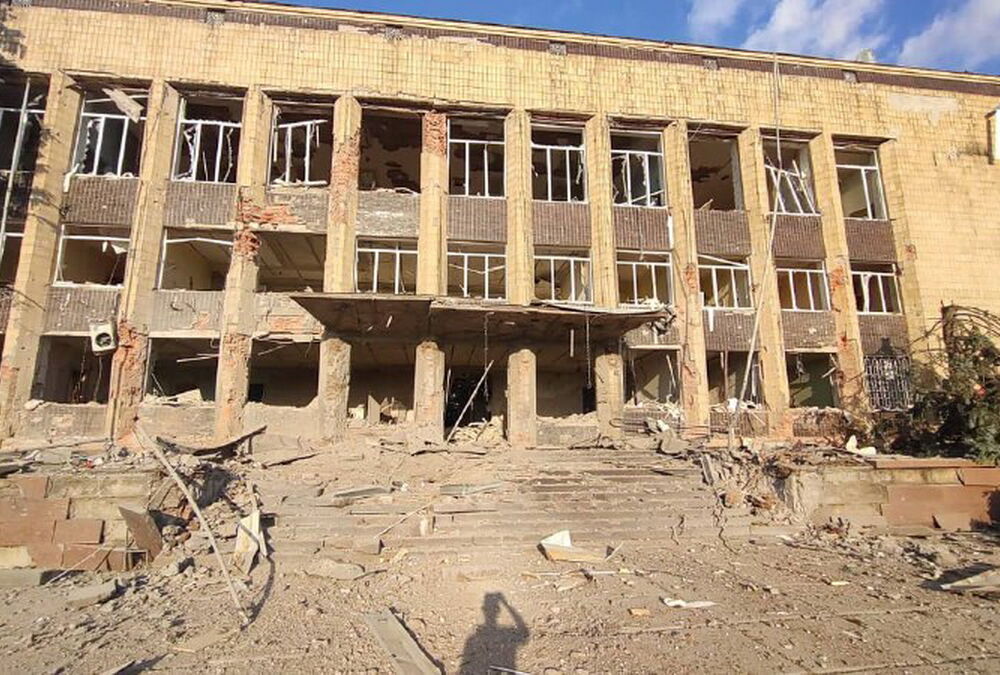 Россия сбросила авиабомбу на горсовет в Купянске (фото)