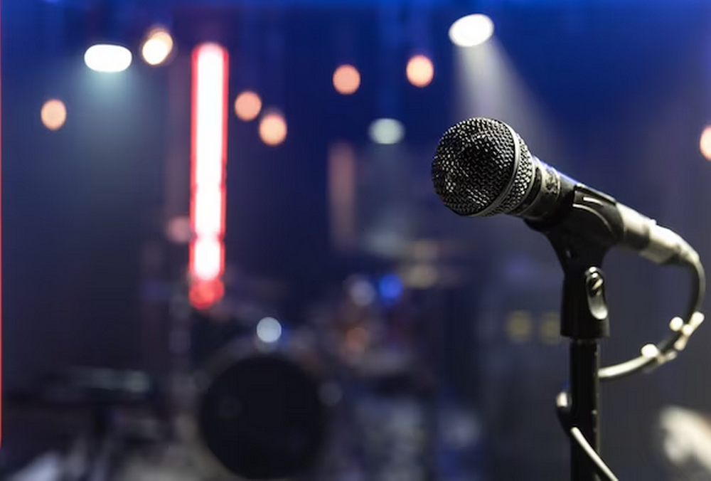 Российский рэпер заявил, что попал под обстрел на Донбассе, но видео оказалось постановочным