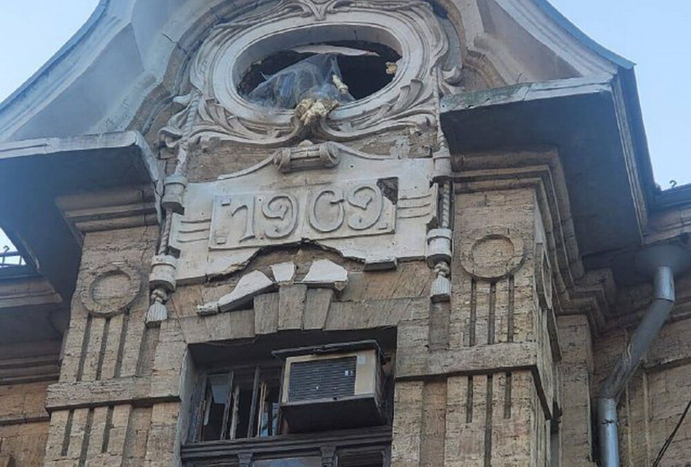 В Херсоне Россия обстреляла кардиологический диспансер 1909 года постройки: есть раненые