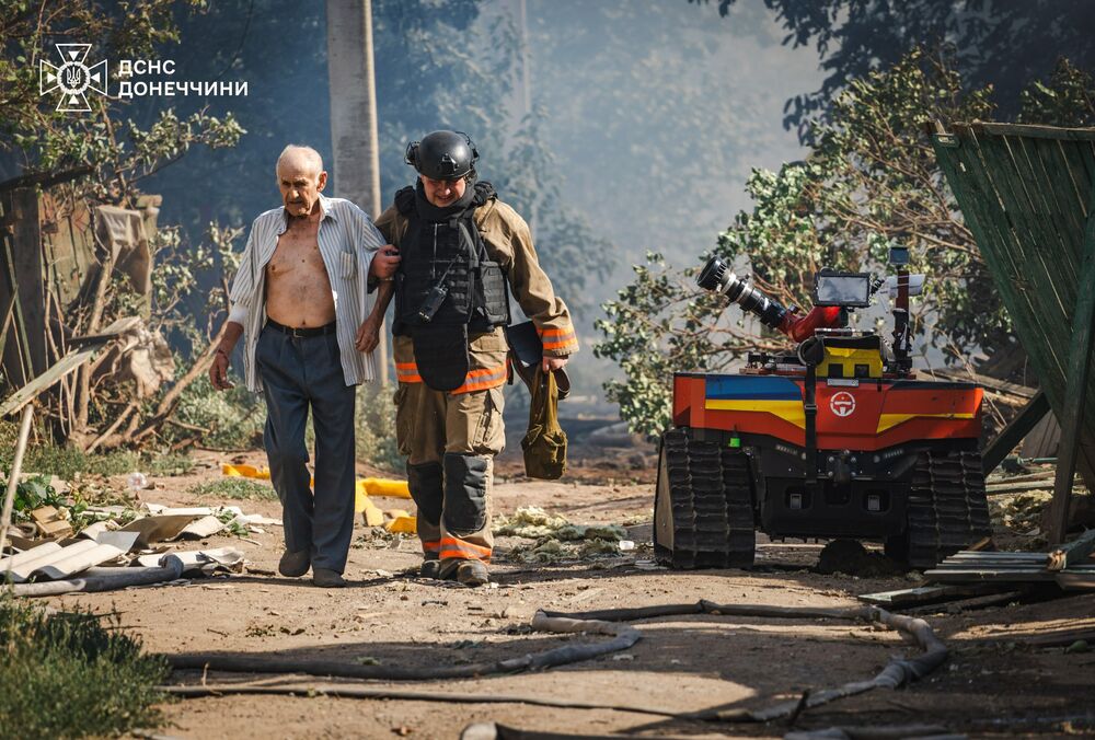 Россияне ударили по Дружковке: один человек ранен, десять - спасены (фото)