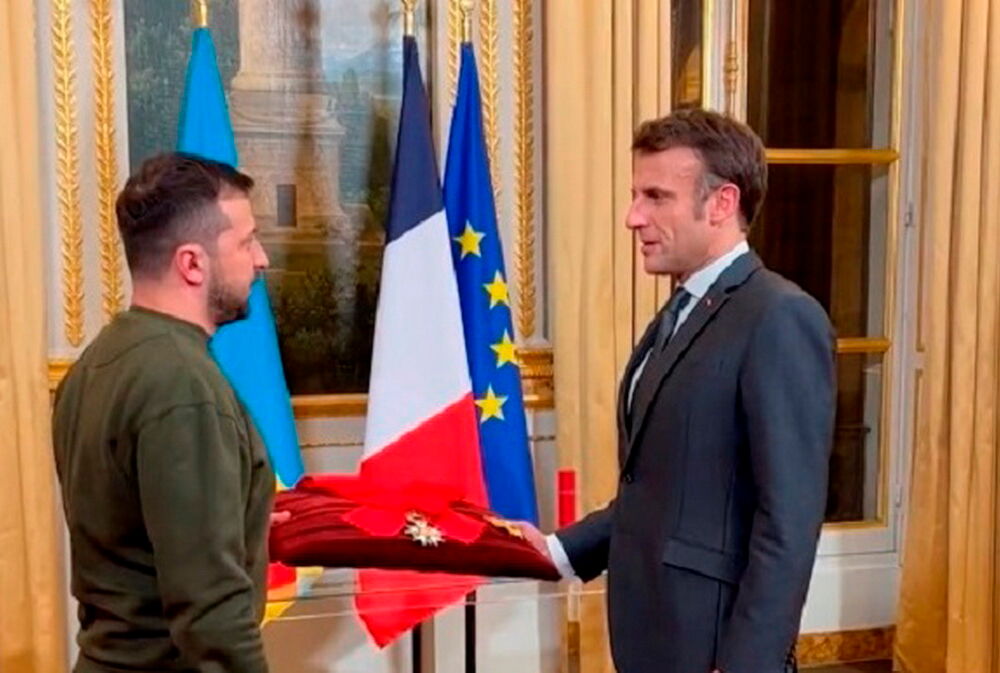 Зеленский получил орден Почетного легиона (видео)