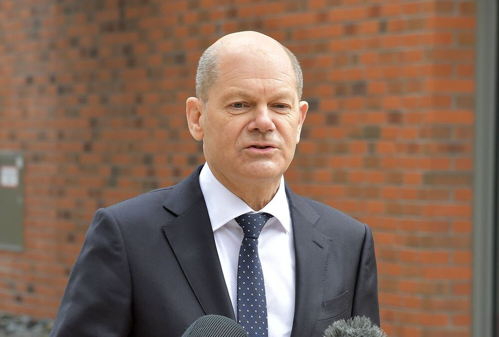 Шольц пояснив, чому Німеччина обережна у питанні постачання Україні важкого озброєння.