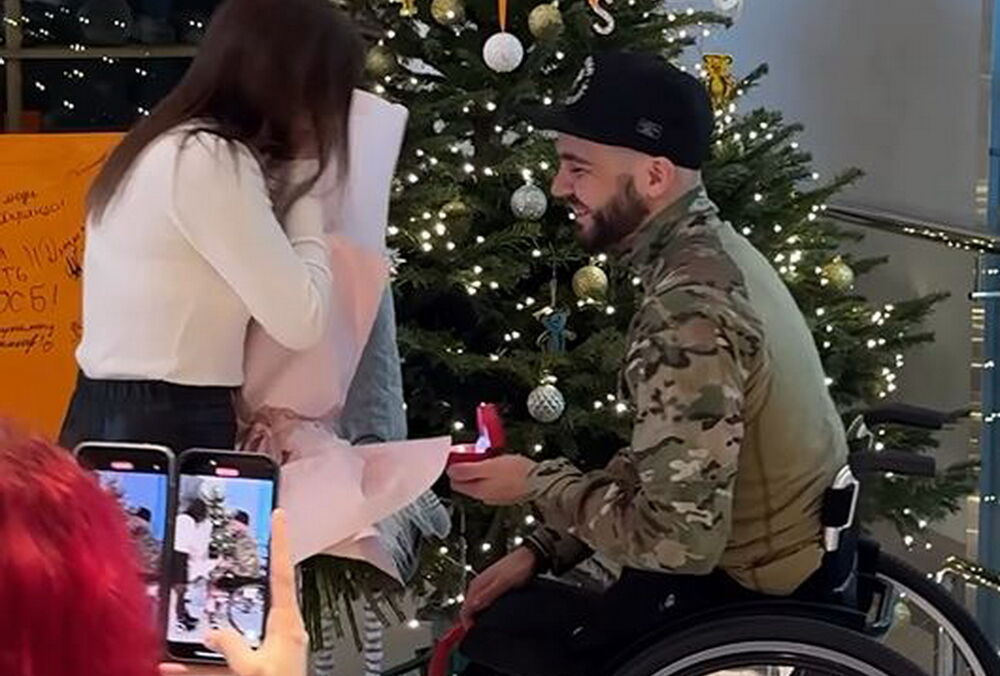 Ветеран із подвійною ампутацією зробив пропозицію своїй дівчині на Різдво: зворушливе відео