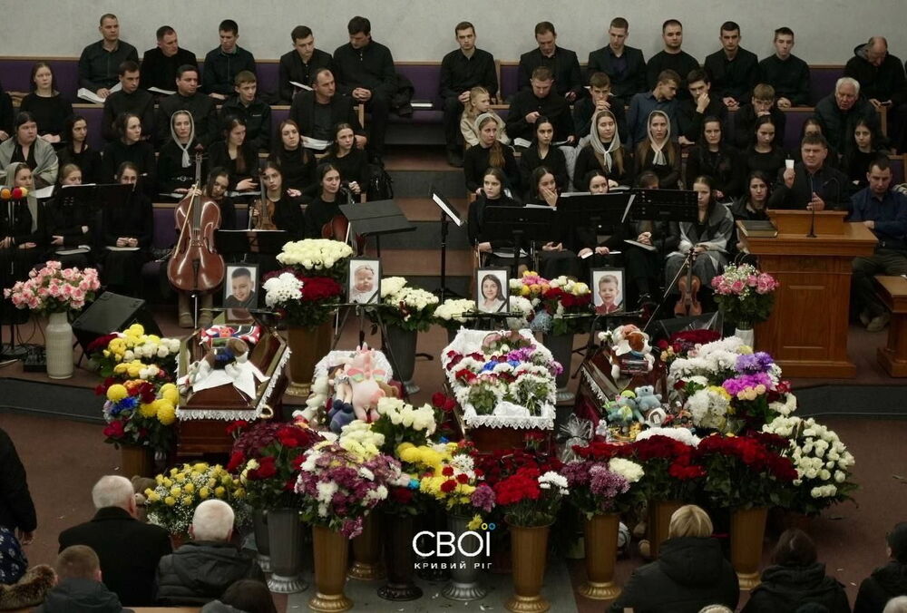 У Кривому Розі прощаються з Оленою Кулик та трьома її дітьми, яких вбили росіяни, вдаривши ракетою по будинку