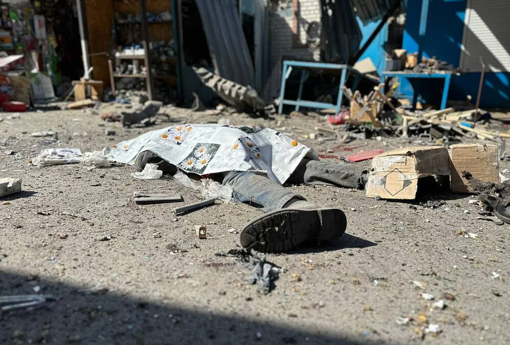 Обстрел рынка в Херсоне: один человек погиб, семь - получили ранения (фото)