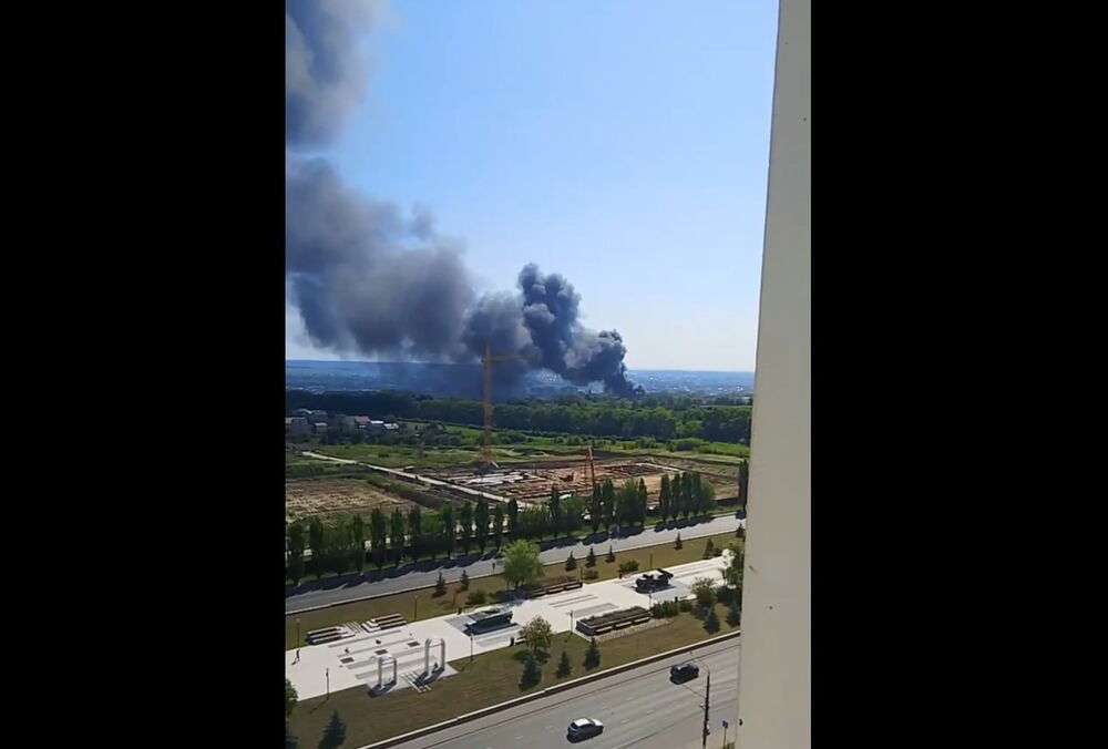 В Курске произошел мощный пожар - вероятно, горела военная база 
