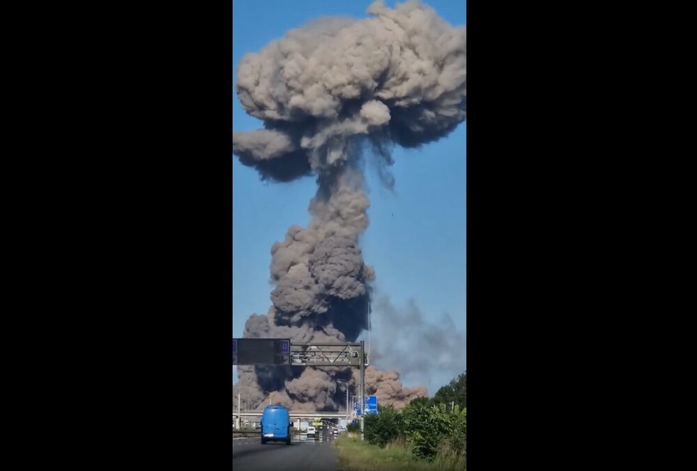 В Житомире прогремел мощный взрыв на заправке: первые кадры