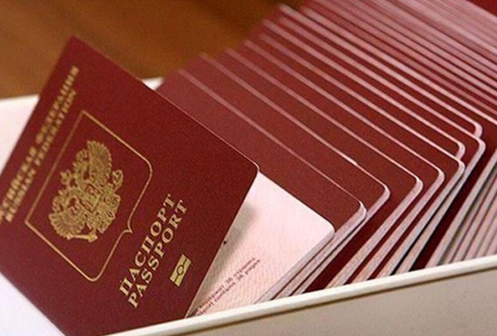 Окупанти обіцяють підліткам гроші за отримання російських паспортів, - ЦНС