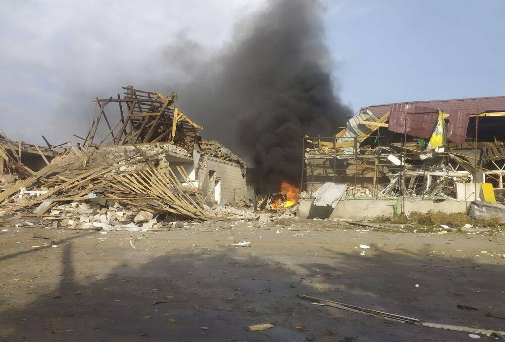 Россия сбросила авиабомбы на Ямполь Сумской области, два человека погибли (фото)