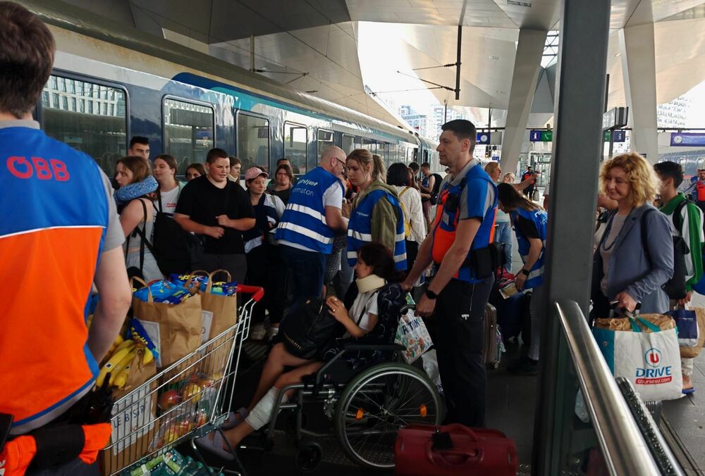 В Украину вернулась первая группа украинских подростков, которые пострадали в ДТП во Франции