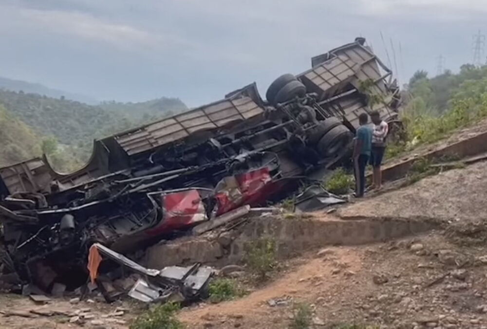 В Індії автобус злетів з мосту до гірської ущелини: багато загиблих (відео)