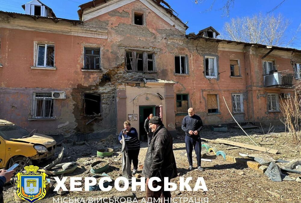 Росіяни вдарили з артилерії і дронів по Херсону Росіяни вдарили з артилерії і дронів по Херсону