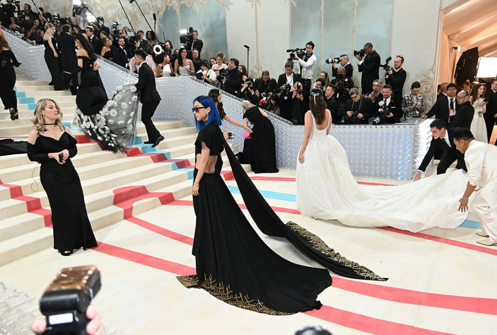 Две знаменитости явились на Met Gala в одинаковых платьях: фото