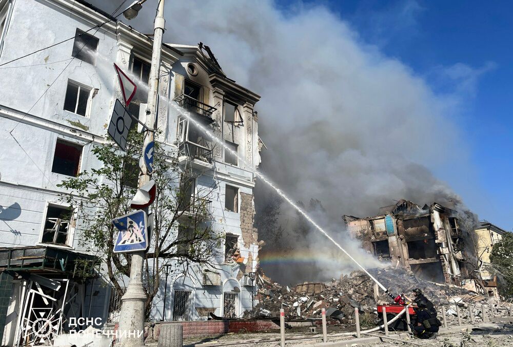 В ГСЧС показали фото последствий российского удара по пятиэтажке в Краматорске