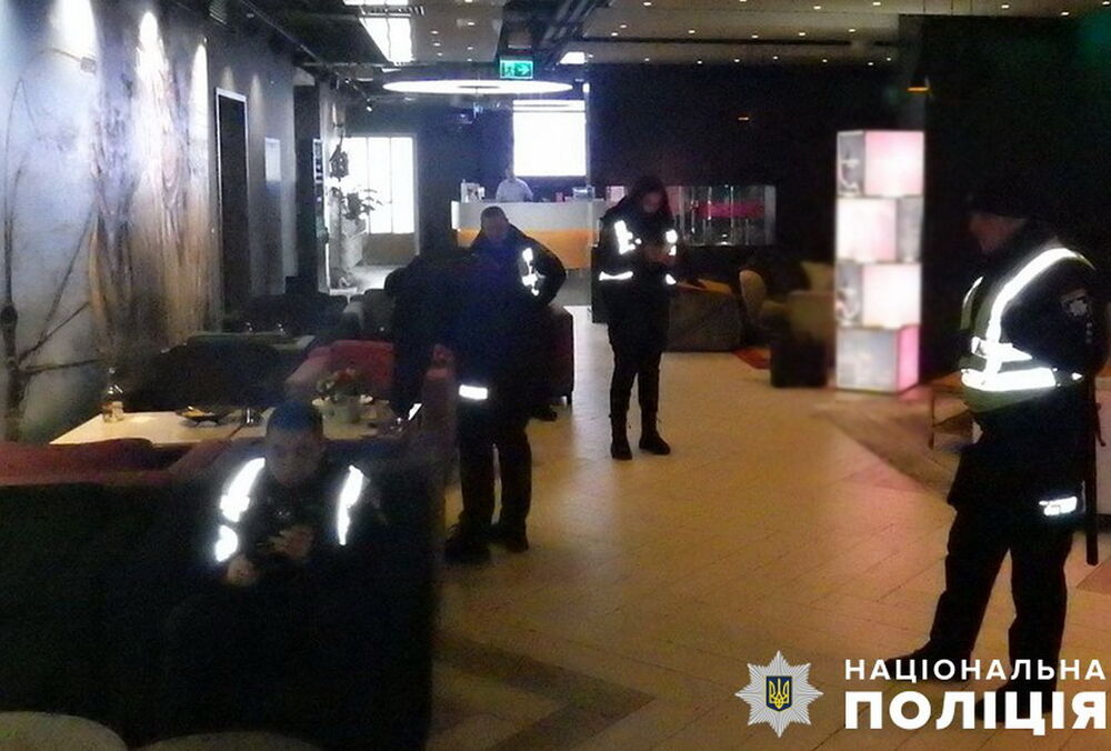 В центре Киева мужчина открыл стрельбу в отеле: есть раненый