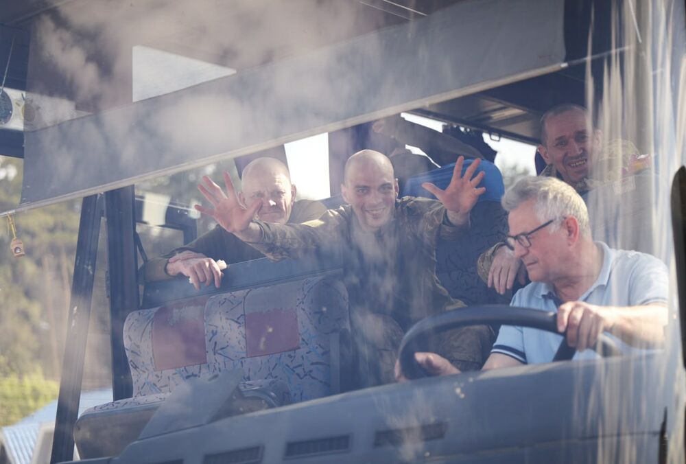 Україна повернула додому перших 390 людей у рамках обміну ”1000 на 1000”: з'явилися фото