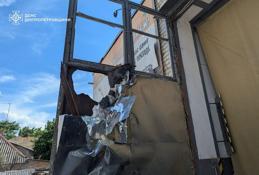 Россияне несколько раз прицельно ударили дроном по пожарной части в Никополе: фото