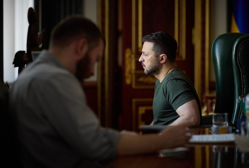 Зеленский не будет давать интервью Такеру Карлсону, - спикер