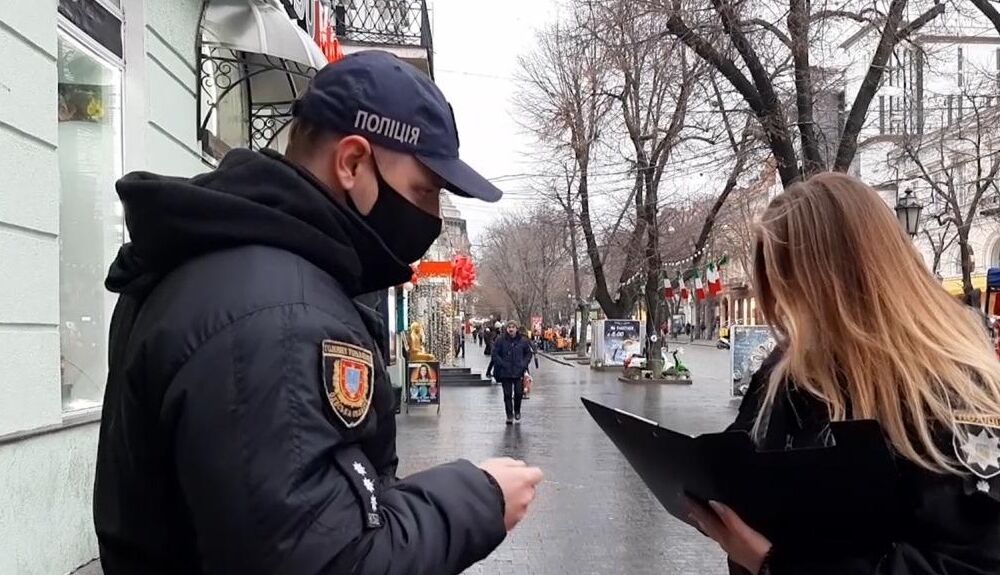 У центрі Одеси дівчина накинулася на перехожого з ножем