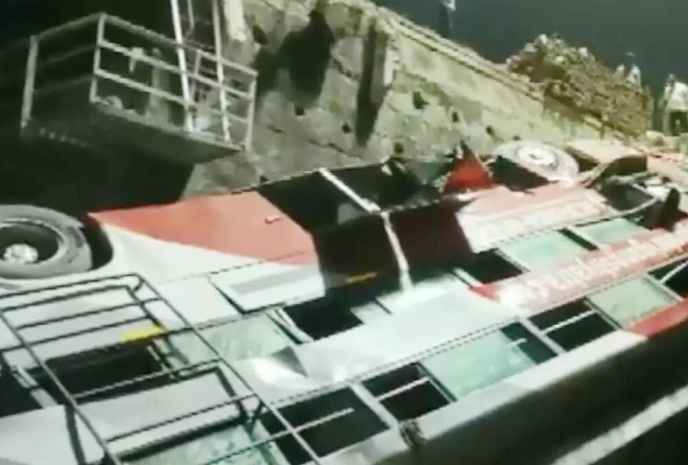 В Індії автобус із пасажирами злетів з мосту