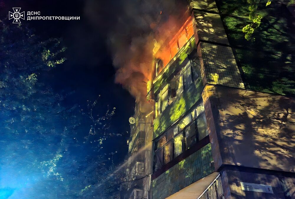 У Кривому Розі через витік газу пролунав вибух у висотці, під'їзд частково зруйнований: є загиблі (фото)