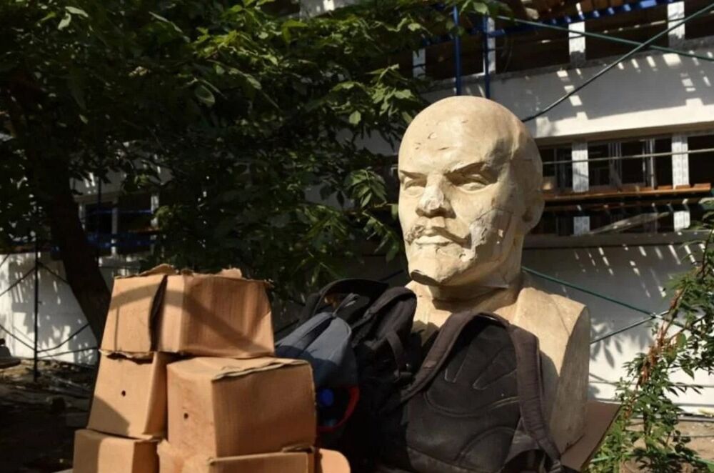 Окупанти почали встановлювати бюсти Леніна у школах Маріуполя