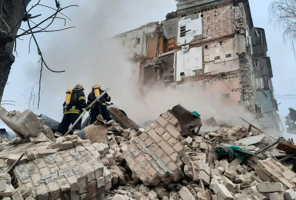 В Харькове из-под завалов достали живого мужчину - его жена и ребенок остались под землей