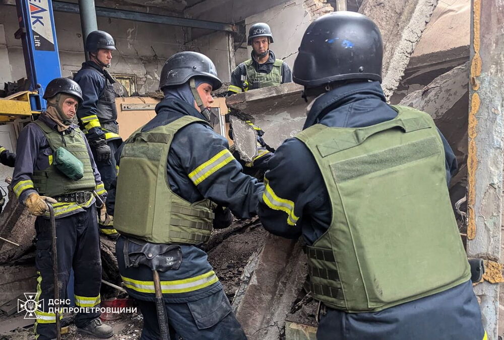 З'явилися перші фото наслідків ранкового удару по Кривому Рогу