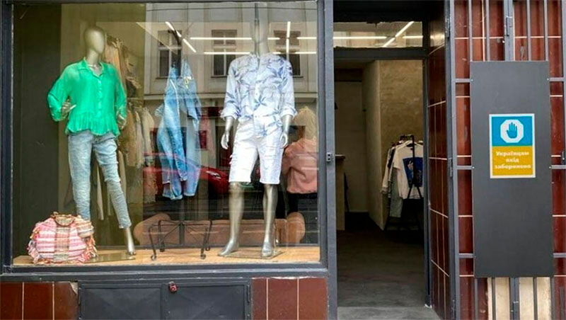 Українцям вхід заборонено: у Чехії скандал через фото на магазинах