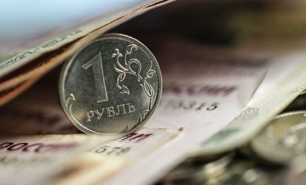 Західні санкції у дії: курс російського рубля впав до мінімальної позначки за рік
