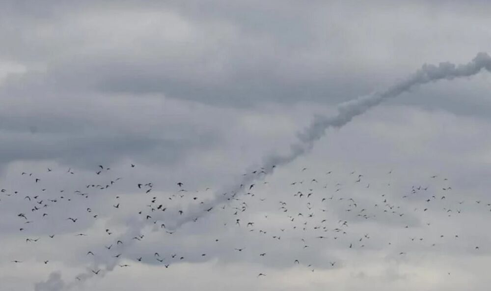 Окупанти зранку атакують Україну ”Кинжалами” та іншими ракетами: у Києві перебої зі світлом та водою