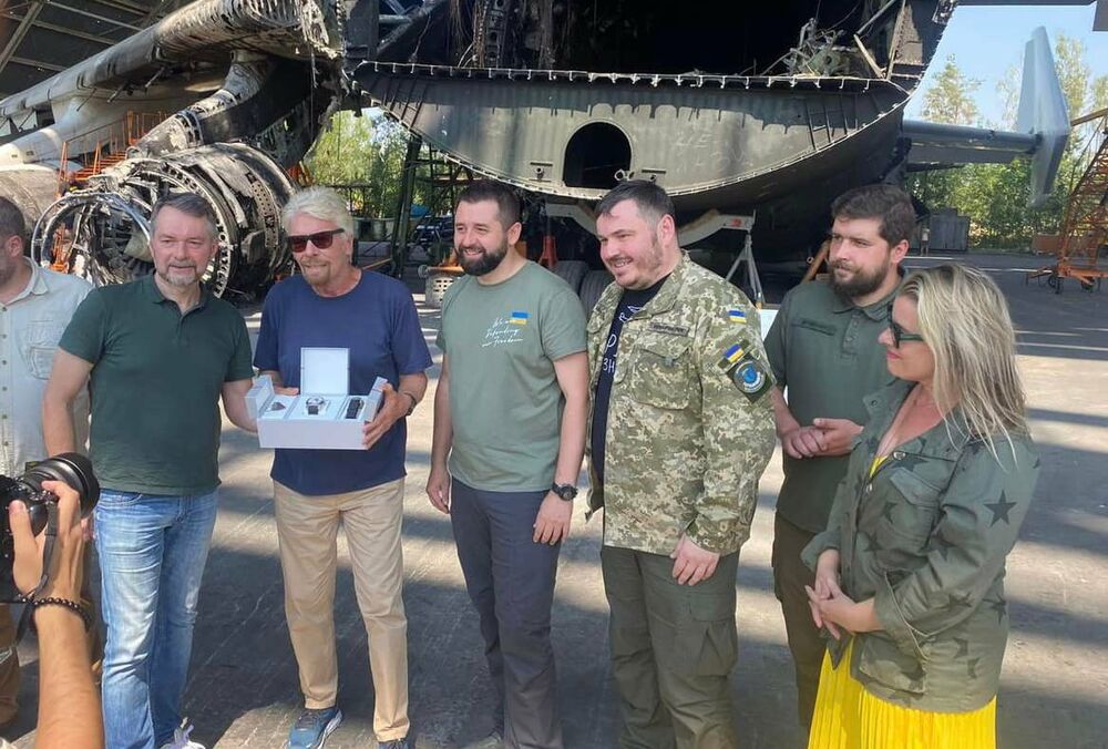 Миллиардер Ричард Брэнсон посетил Гостомель: интересуется его восстановлением