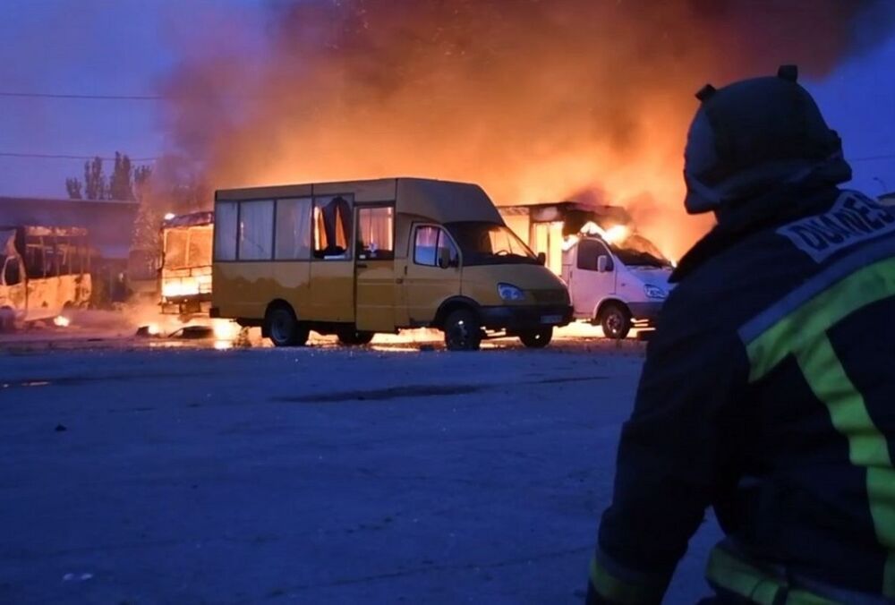Нічний обстріл росіян Херсонської області: десять маршруток згоріло