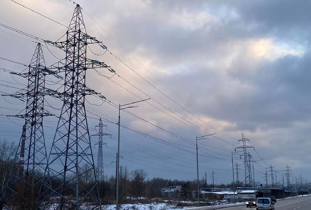 Через похолодання в енергосистемі виник дефіцит: українців просять заощаджувати світло