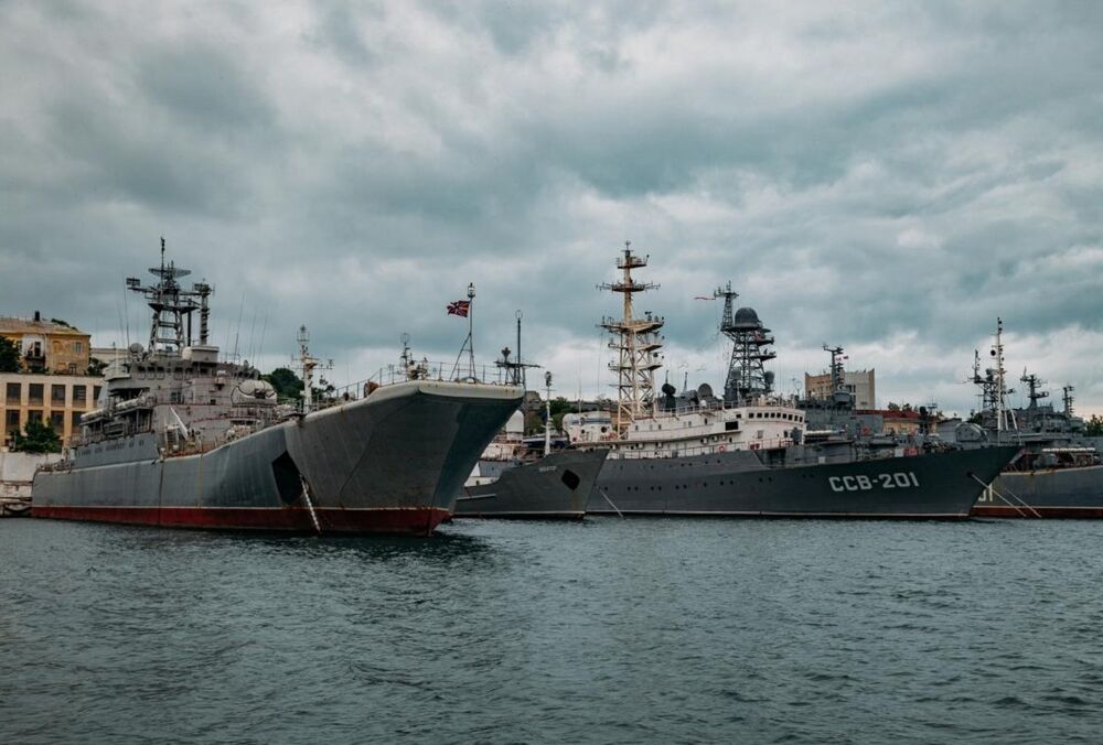 Ризик атаки дуже високий: Росія вивела свій ракетоносій у Чорне море