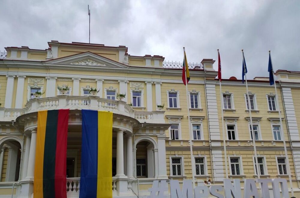 В Україну з Литви відправили шість вантажних автомобілів з енергетичним обладнанням