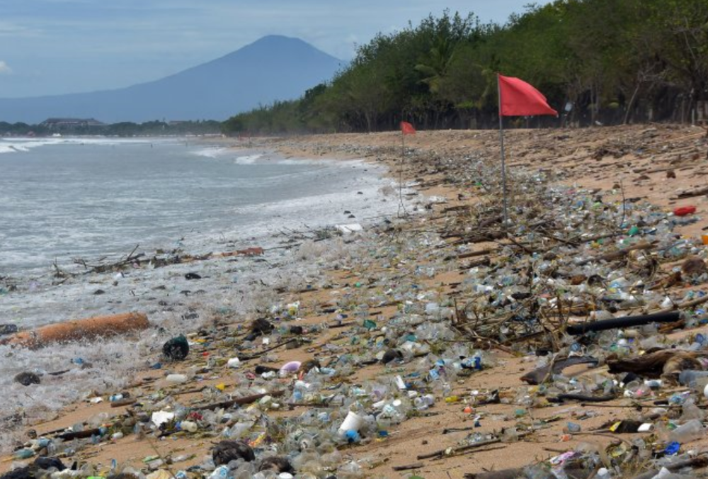 ФОТОФАКТ: популярный пляж Бали после шторма превратился в мусорную свалку