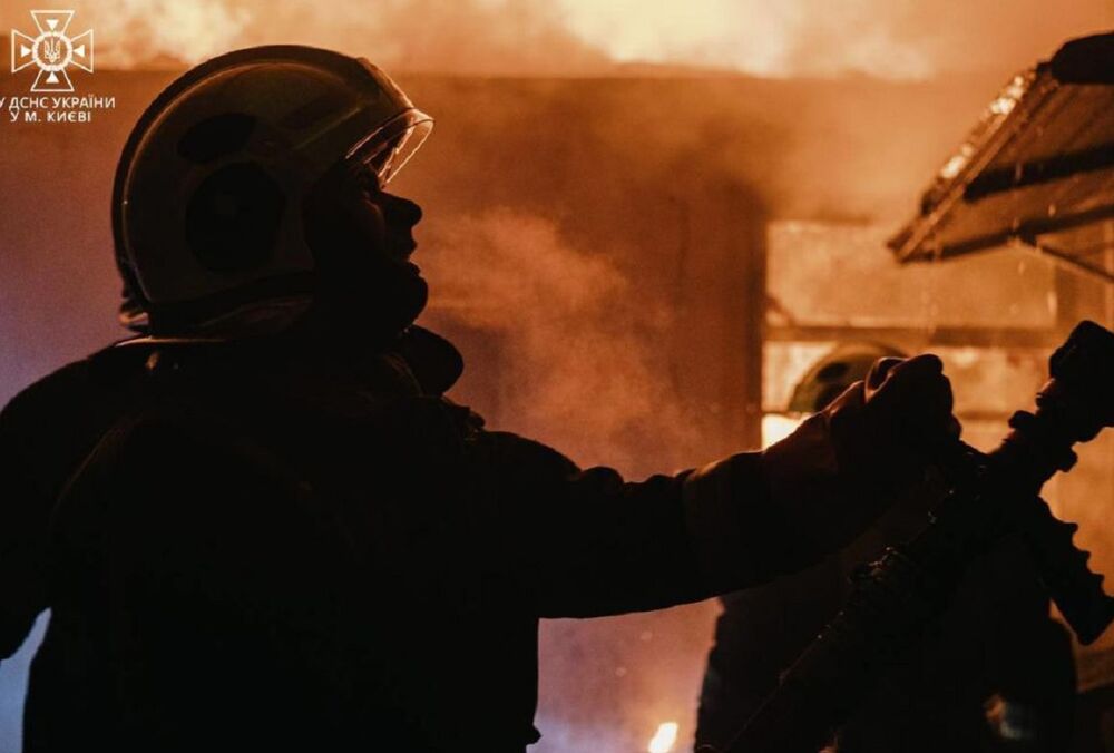 Окупанти знову атакували Київ балістикою: всі цілі збиті, є постраждалі та руйнування