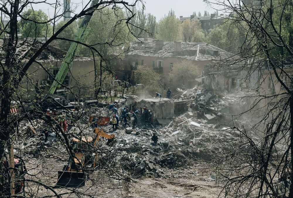 На месте ракетного удара в Киеве нашли останки чьих-то тел