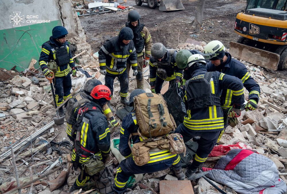 Ще одне тіло знайшли під завалами гуртожитку у Глухові (фото)