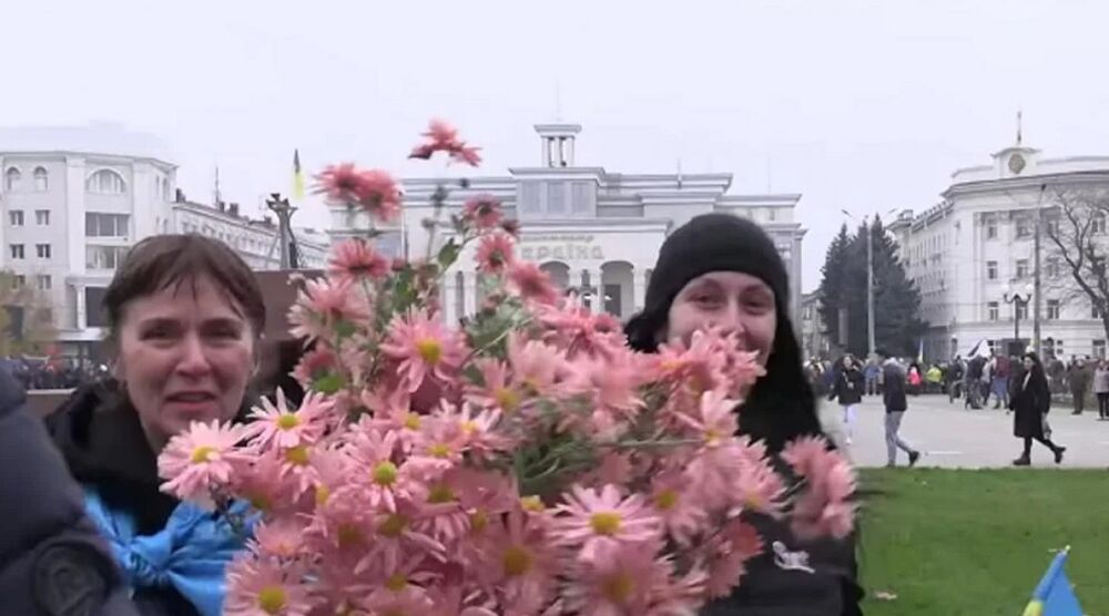 Люди с цветами в руках бежали к бойцам: в сети показали видео входа ВСУ в Херсон 