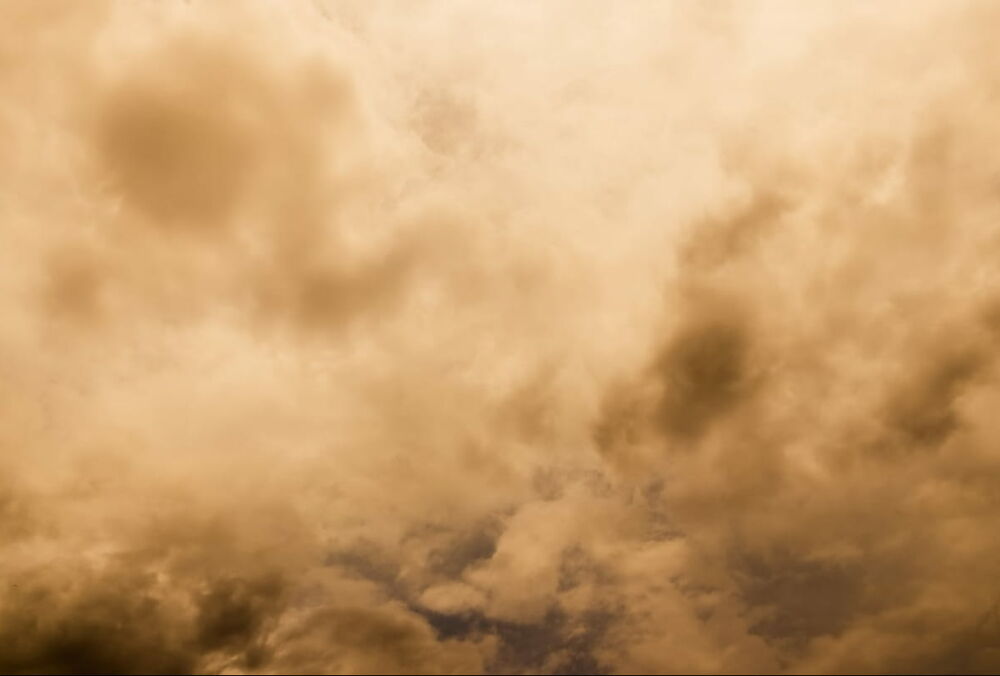 Пил із Сахари накрив Україну: синоптики розповіли про загрози