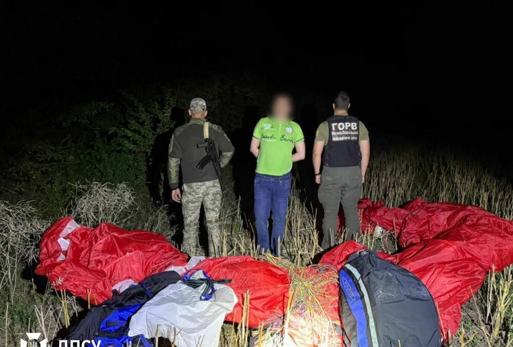 Українець намагався втекти до Молдови на параплані