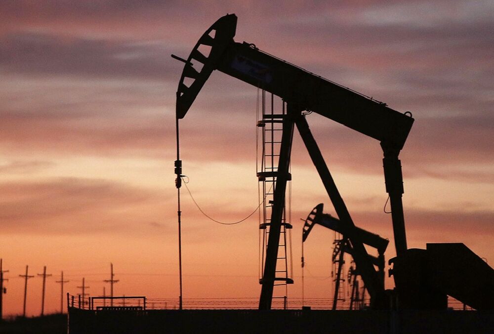 Сегодня цена нефти начала дорожать в связи с падением курса доллара 