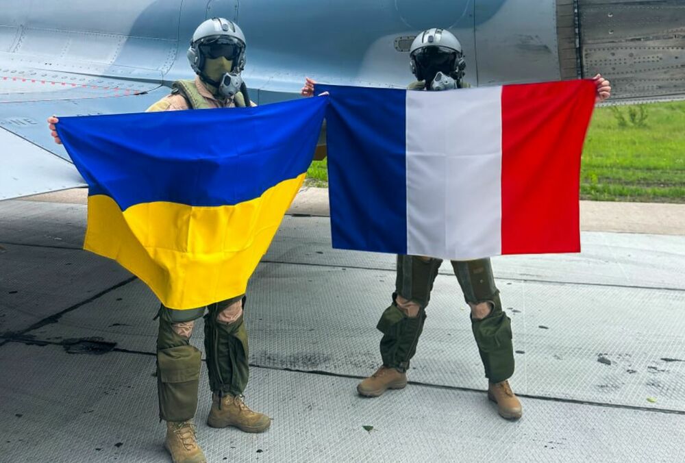 Французские истребители Mirage 2000 совершили полет над Черным морем, ”начертив” в небе трезубец: кадры