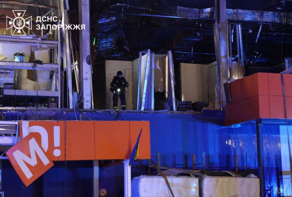 Пошкоджено ТЦ, 39 житлових будинків, поранено людину: наслідки російської атаки на Запоріжжя
