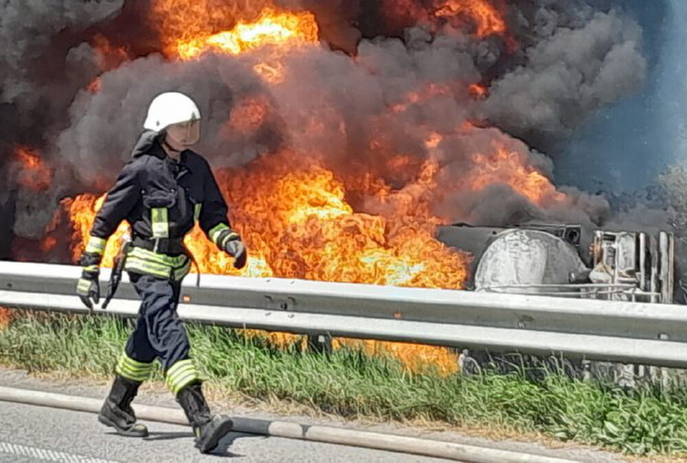 На трассе Киев-Харьков взорвался бензовоз: есть погибшие (фото)